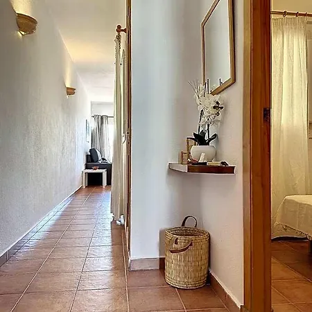 Roca Fornells, Comodo F105 Hotel 3*